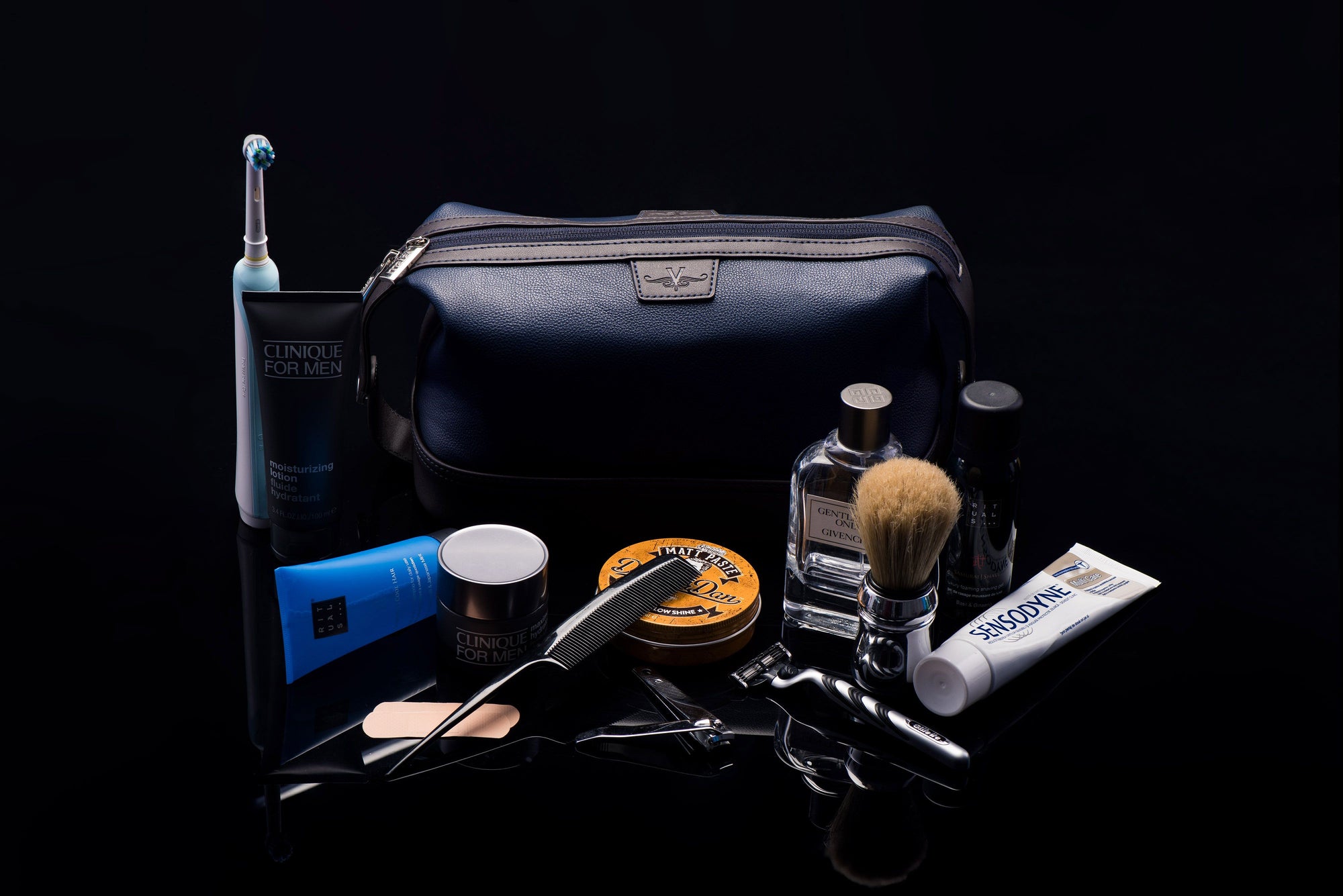 What to Look for When Buying a Dopp Kit for Men?